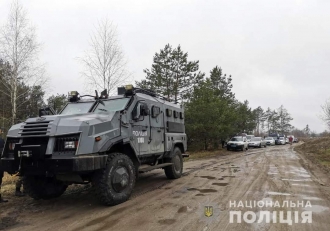 Для обшуків на Поліссі поліція задіяла БТР, адже старателі можуть відстрілюватися (ВІДЕО)