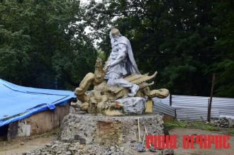 Доля скульптури Змієборця у Рівному: розпиляють і складуть на господарському дворі