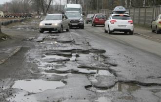 Дороги не ремонтують, бо чиновники довго думали