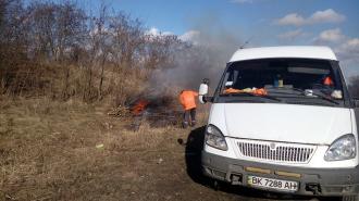 Дорожники ріжуть і палять сухостій, бо їм можна (ВІДЕО)