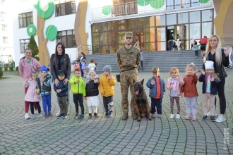 Дошкільнятам у Рівному показали, як дресирувати собак (ФОТО)