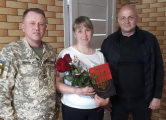 Дружині воїна з Рівненщини вручили подяку за зразкову службу чоловіка