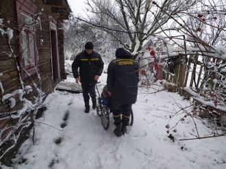 Дубровицькі рятувальники відвезли чоловіка з інвалідністю до матері