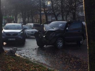 Джип врізався у дерево – на головній вулиці Рівного утворився затор