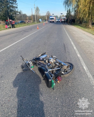 Є потерпілі: через ДТП перекрили рух автотрасою на Рівненщині 