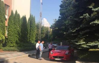 Ferrari біля міськради Рівного справило фурор