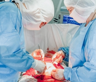 Хірурги у Вараші видалили у пацієнтки величезну пухлину