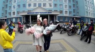 Колона мотоциклістів зустрічала маму з немовлям у Рівному (ВІДЕО)