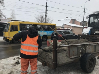 Комунальники вибачилися, що не можуть одразу посипати усе Рівне