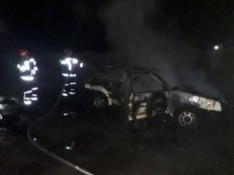 На Березнівщині автомобіль задимівся під час руху і вщент згорів
