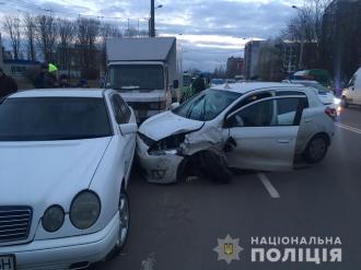 На Богоявленській у Рівному зіткнулося три авто – таксист у лікарні 