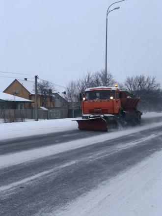 На дорогах області проїзд забезпечений, проте місцями засніжено