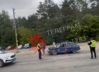 На дорозі - побиті автівки: ДТП на Радивилівщині 