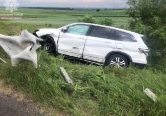 На Дубенщині водій протаранив відбійник