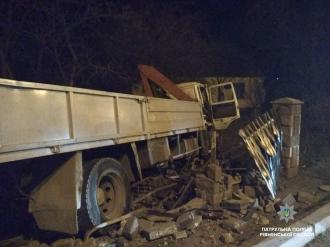 На Київ-Чоп вантажівка збила паркан