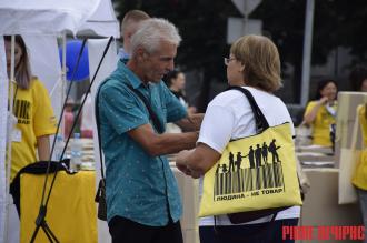 На майдані Незалежності рівнянам розповідають, як не стати «товаром»