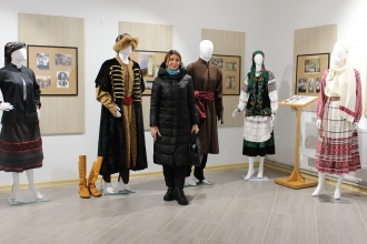 На Рівненщині музейники домовилися оцифровувати автентичний одяг