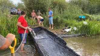 На Рівненщині підняли з дна Случа древній човен (ВІДЕО)