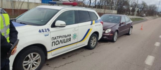 На Рівненщині водій «Мерседеса» врізався в авто поліцейських