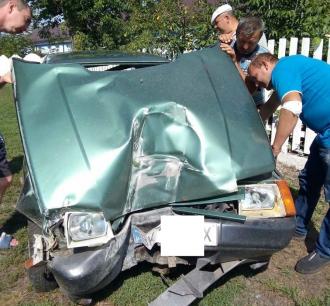 На Рівненщині водій заснув за кермом,  зніс електроопору та залишив людей без «електрики» 