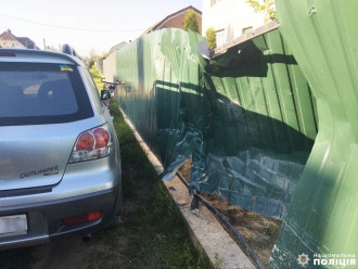 На Рівненщині водій збив 14-річного хлопця та погнув паркан (ФОТО)