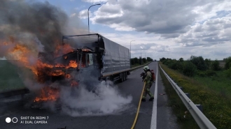 На трасі біля Здолбунова запалала вантажівка з тирсою (ФОТО)