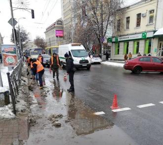 На центральній вулиці Рівного працюють комунальники з лопатами 