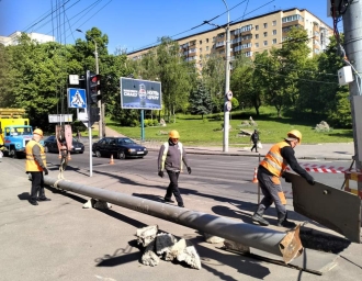 На важливому перехресті у Рівному замінили аварійну опору, яка могла впасти