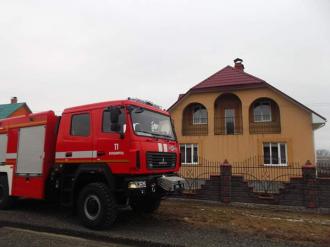 На Володимиречині рятували від вогню двоповерховий будинок