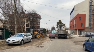 На вулиці Шевченка «здерли» тротуар, проте ремонту поки не буде