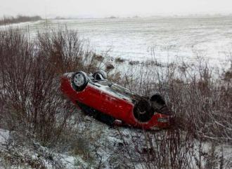 На Здолбунівщині «Шкода» злетіла з дороги та перекинулася на дах