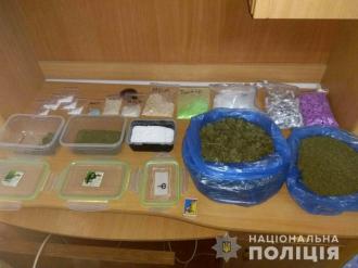 Наркотиків на понад три мільйони гривень вилучили в інтернет-збувача з Одеси в Рівному