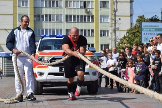 Найсильніший рятувальник показав рівнянам, як може сам зрушити з місця кілька авто