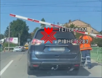 Неочікувано: на переїзді у Рівному шлагбаум «придавив» авто (ВІДЕО)