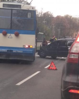 Неподалік «Брукліна» затори через ДТП з тролейбусом 