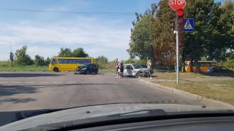 Неподалік торгового центру у Рівному трапилася ДТП (оновлено)