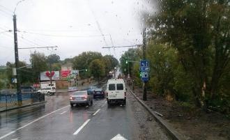 Неправильно запрограмований світлофор на Соборній у Рівному збиває з толку водіїв