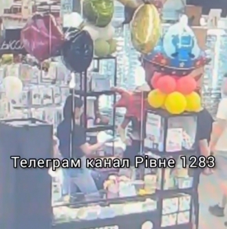 Невідома вдарила продавчиню повітряних кульок у Рівному (ВІДЕО)