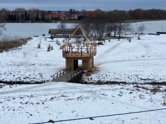 Оствиця у Рівному продовжує зводити надбрамну вежу