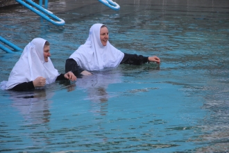 Отці з монахинями на Рівненщині купалися у святому джерелі (ФОТО/ВІДЕО)