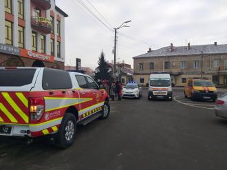 Парфуми, схожі на гранату, налякали людей біля торгового центру в Дубні (ФОТО)