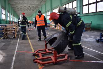 Перекидали скати, били кувалдою та пролазили в діри: на Рівненщині пожежники пройшли жорстку підготовку (ФОТО/ВІДЕО)