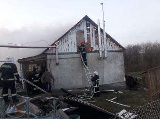 Під Рівним спалахнула пожежа в приватному обійсті 