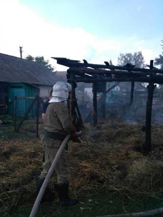 Піднавіс з сіном згорів, а будівлю - врятували