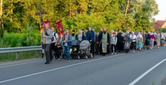Півтисячі паломників МП з Рівненщини пішли хресним ходом до Почаєва (ФОТО)