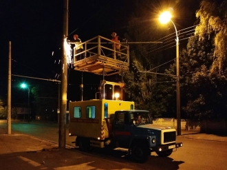 Поки рівняни спали, на одній з вулиць працювали монтери 