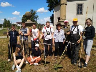 Польські волонтери приїхали прибрати кладовище на Рівненщині