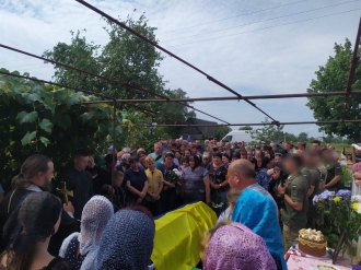 Попрощатися з 42-річним воїном на Рівненщині прийшло все село (ФОТО)