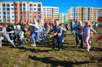 Повітряна куля, шашлики та зумба: у Рівному для жителів мікрорайону провели родинне свято