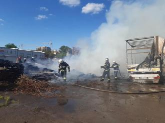 Пожежа у Рівному: одна вантажівка вибухнула, п’ять – врятували (ФОТО)